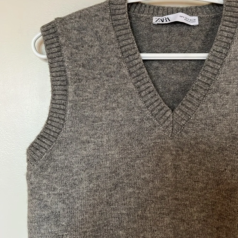 Zara Women's Gray V-Neck Knit Sweater Vest - Picture 3 of 4